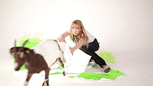 Anna Torv wraps a goat for Oxfam Unwrapped (1)